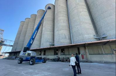Bari, street-art sui silos nel Porto, l'omaggio dell'australiano Van Helten