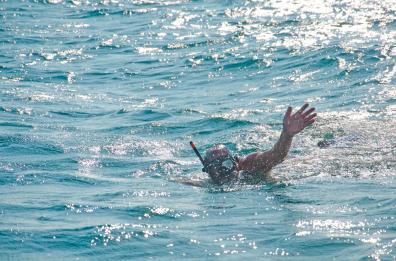 Monopoli, ad 85 anni maratona di nuoto in mare per dire «No alla violenza contro le donne» 