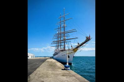 Taranto, giochi d’acqua per salutare il leggendario veliero Sea Cloud