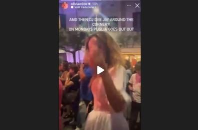 Vacanze pugliesi per Olivia Wilde: innamorata dei taralli, si scatena in piazza a Cisternino