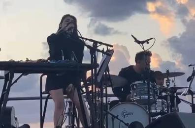 San Cataldo si sveglia con il concerto all'alba di Annalisa, chiusura del Locomotive