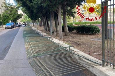 Lecce, cade la recinzione esterna in ferro del Coni: vigili del fuoco sul posto
