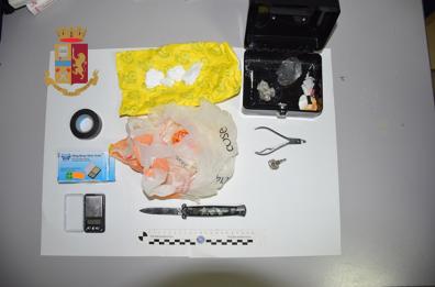 Lecce, in piazza in piena notte con la droga in tasca: pizzicato 19enne