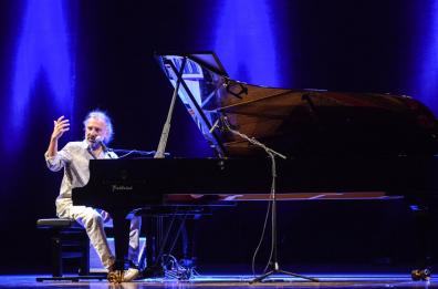 «Con la musica tiro fuori le emozioni. Vorrei Celentano da me in Tv», Stefano Bollani tra jazz e poesia