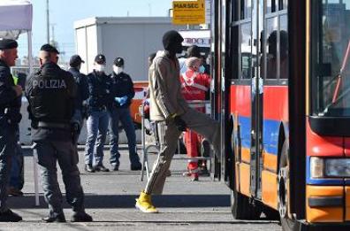 Brindisi, autista di bus delle Ferrovie Sud-Est non fa salire 2 immigrati nonostante avessero i biglietti