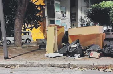 Brindisi, città sporca e piena di rifiuti: scoppia la protesta sui social