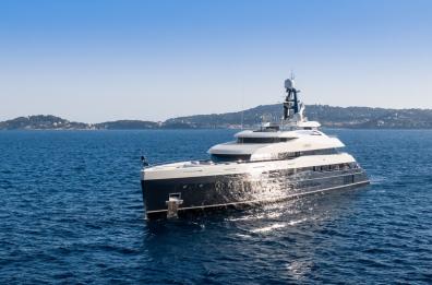 Avvistato al largo della costa di Bari lo yacht di Michael Jordan 