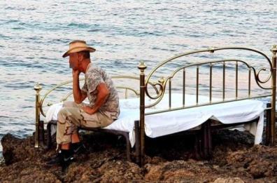 Porta il letto sugli scogli per ammirare le stelle cadenti. Il sindaco di Ugento: «Non si ripeta più»