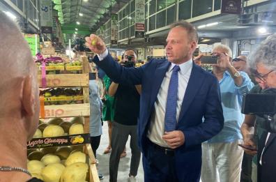 Mercato ortofrutticolo Fasano, il ministro Lollobrigida: «Puntiamo a remunerare bene la filiera»