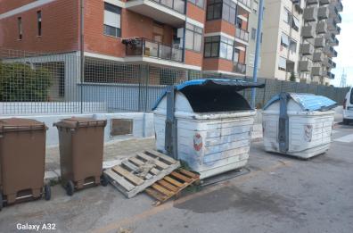 Loseto, l'Amiu recupera gli ingombranti, ma poco dopo altri rifiuti sono lì