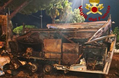 Taviano, incendio distrugge fast food, si indaga sulle cause
