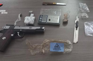 Minacce con pistola ad aria compressa: arrestato 25enne a Matera