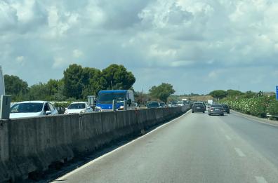 Traffico estivo, sulla Statale 16 chilometri di coda tra Capitolo e Polignano
