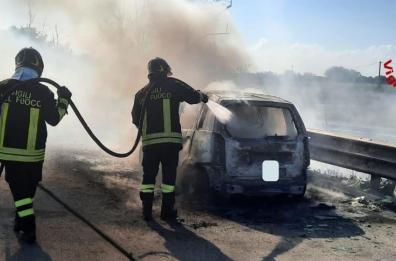 Oria, l'auto prende fuoco: conducente riesce a mettersi in salvo