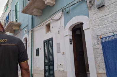 Polignano, crolla balcone: giovane turista precipita per strada, è in codice rosso
