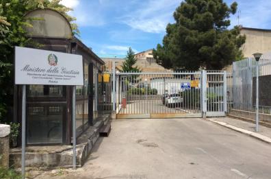 Potenza, tenta il suicidio in carcere: salvato da due poliziotti penitenziari