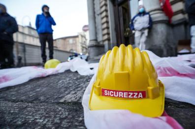 Capurso, cede lucernario: operaio precipita nel vuoto. È grave