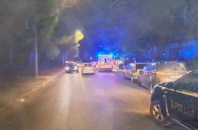 Brindisi, cerca il cellulare in borsa mentre guida e si schianta su tre auto