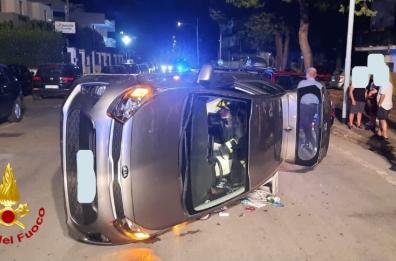 Francavilla Fontana, l'auto si ribalta nel centro abitato: un ferito