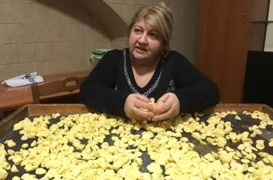 Bari? «I maschi a bere e le donne a fare le orecchiette»