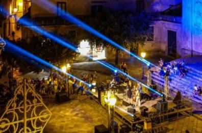 Arte, pizzica e fotografie: benvenuti nell'estate pugliese