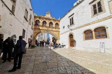 Ostuni, i turisti preferiscono le residenze storiche e l'offerta «lusso»