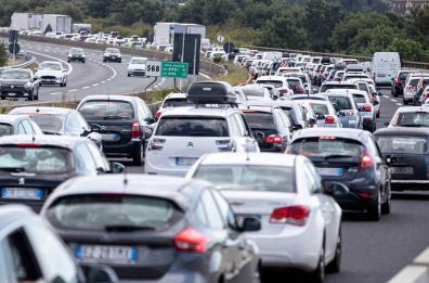 Weekend da bollino rosso: previsti 12 milioni in viaggio sulle autostrade 