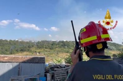 Incendio a Pietragalla, impegnati 2 elicotteri dei pompieri