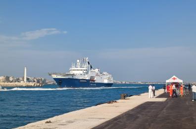 La Geo Barents attracca nel porto di Bari, a bordo ragazzini picchiati e stuprati - IL RACCONTO - 