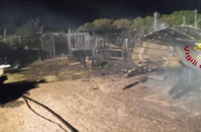 Le fiamme avvolgono una fattoria didattica nel Materano: morti asini e galline