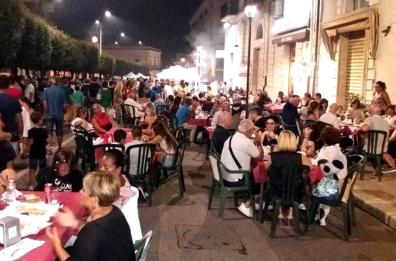 Banchetti  d'estate celebrati in compagnia tra amici e familiari sotto le stelle 