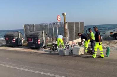 Bari, massiccia operazione di pulizia a San Giorgio: discarica a cielo aperto, anche carte di credito e statue sacre
