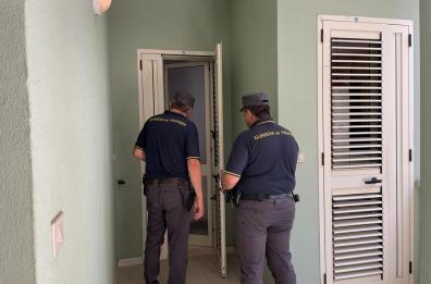 Gallipoli, blitz della GdF contro le case-pollaio: 10 persone in appartamenti da 4