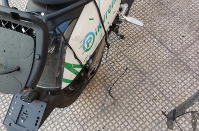 Bari, vandali contro scooter a noleggio: bauletto scassinato, caschi danneggiati, motore divelto