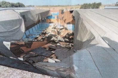 Crolla il tetto della piscina comunale di Trepuzzi: cedute le travi 