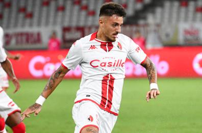 Bari, per la rivista SoccerBible la maglia della prima squadra è tra le 10 più belle d'Europa