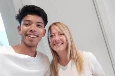 Ceglie, Meloni in pasticceria fa un selfie con un richiedente asilo