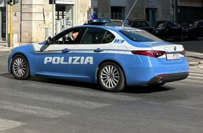 Bari, estrae la pistola dalla borsa frigo per sparare al figlio, ma centra la figlia minore: arrestato 51enne