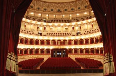 Bari, il debutto nell'opera dello stilista Capucci con la Turandot al «Petruzzelli» 