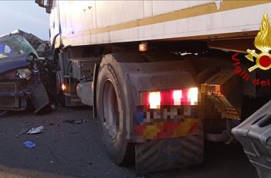Matera, tir travolge un'auto ferma sul ciglio della statale 99: grave un 24enne