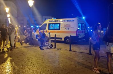 Bari, notte di movida selvaggia: baby gang aggredisce tre ragazzi con pugni e calci