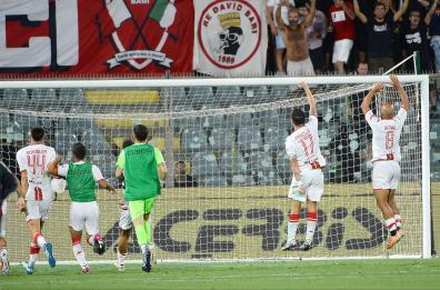 Calcio, le immagini della prima vittoria del Bari a Cremona