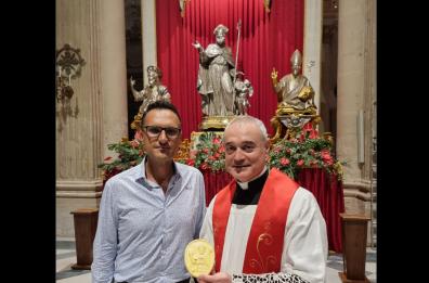 A Lecce il «ricordo» preferito della festa patronale è il medaglione di S. Oronzo: a ruba tra i fedeli