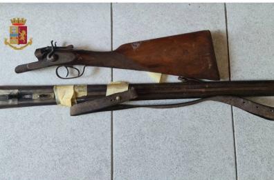Fucile, revolver e munizioni trovate in case: 69enne denunciato nel Tarantino