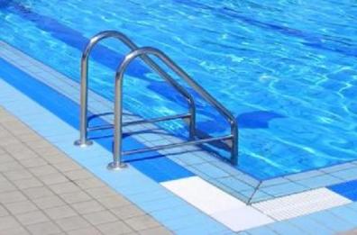 Giovane turista rischia di annegare in piscina a Misano Adriatico, salvata da un ristoratore barese  