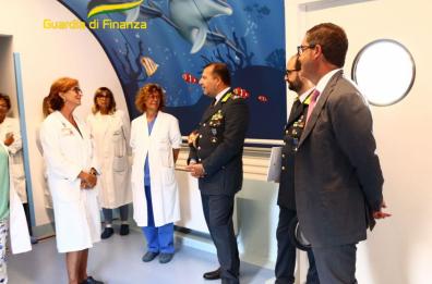 Bari, la GdF dona un assegno all'ospedale pediatrico Giovanni XXII
