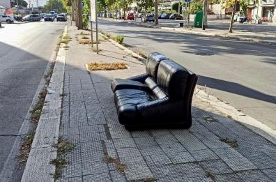 Bari, un divano abbandonato sullo spartitraffico: lo sdegno corre sui social