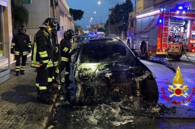 Notte di roghi nel Salento, auto bruciate a Salice e Cavallino