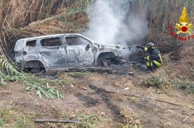 Mesagne, auto in fiamme nelle campagne di San Donaci 