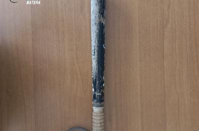 In giro di notte, a Salandra, con una mazza da baseball in auto: 20enne nei guai